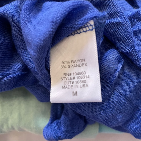 Chloe K boutique sleeveless scoop neck tee top size Medium- azure blue - Picture 6 of 6